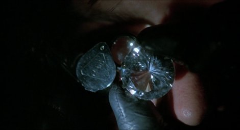 Le diamant taillé en brillant. (c) Universal