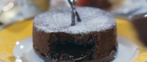 Le gâteau noir de l'homme en noir. (c) Nonstop Entertainment