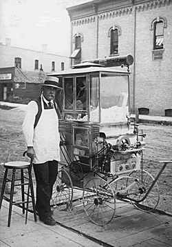 Judson Davis, vendeur de popcorn à Fairbault, Minnesota, vers 1900.