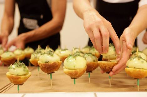 À Copenhague, l'équipe du restaurant Madeleines termine le dressage pour le film Refrigerator Wars.