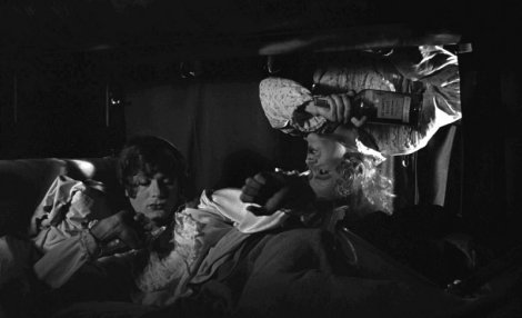 Jerry récupère la bouteille de bourbon dans la couchette de Joe. 