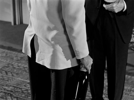 Quand monsieur Wilder fait un gros plan moche et mal cadré, il est prudent de se méfier... Les coupes de champagne dans la poche de William Holden.