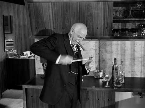 Walter Hampden, l'un des deux seuls acteurs américains à avoir joué trois fois Hamlet à Broadway, fait l'andouille avec une olive. Sabrina, 1954.