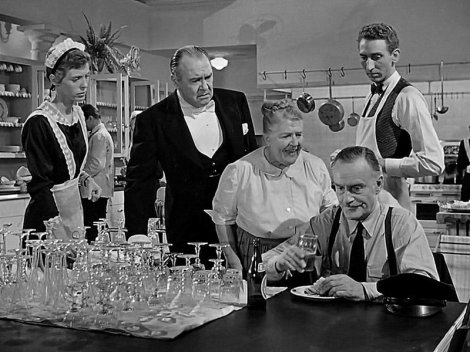 Le toujours excellent John Williams, seul contre tous dans Sabrina.