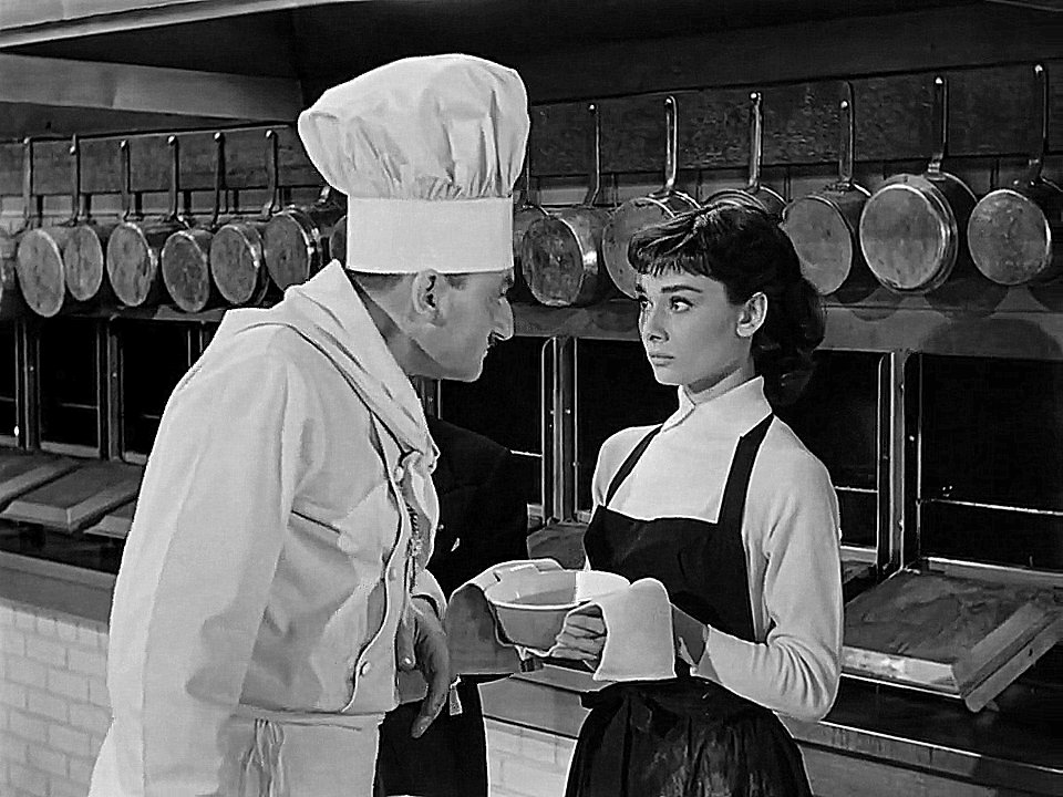 Marcel Hillaire et Audrey Hepburn dans Sabrina (1954).