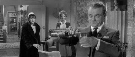 James Cagney se réjouit un peu vite, dans Un, Deux, Trois.