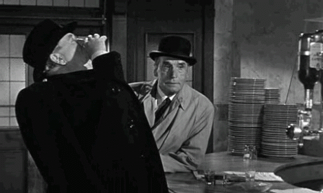 Laughton boit même le verre de son confrère, joué par Henry Daniell. 